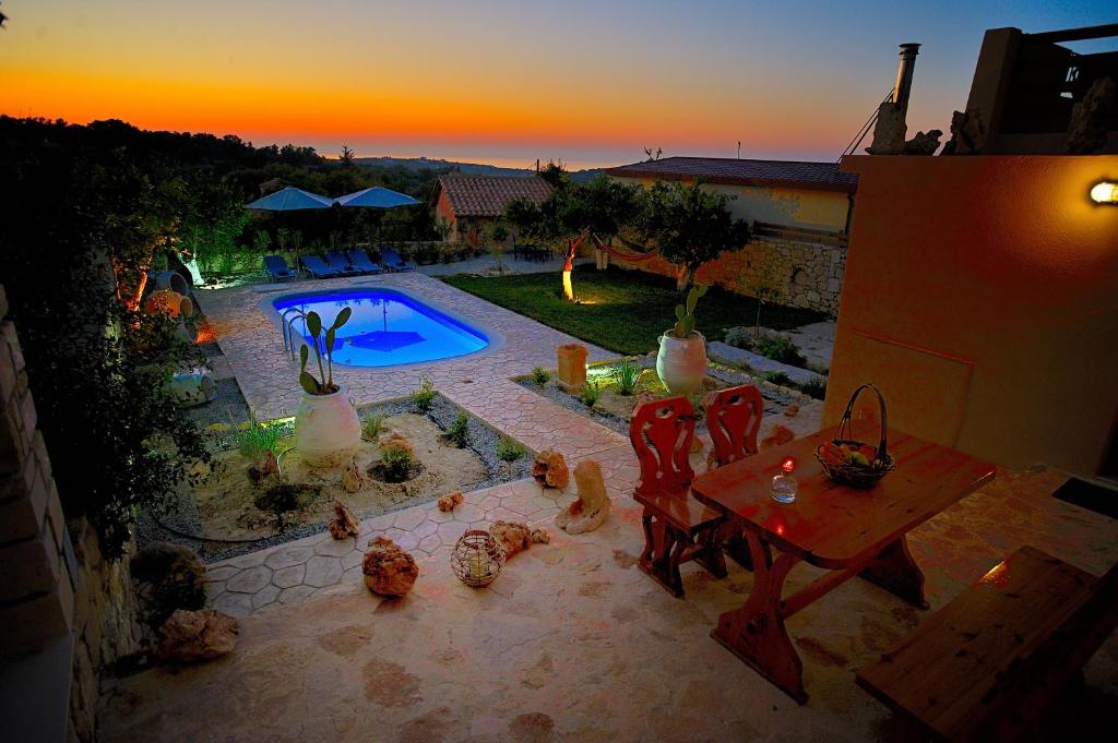 Agios DimitriosPithari Villa的后院的空中景观,设有游泳池