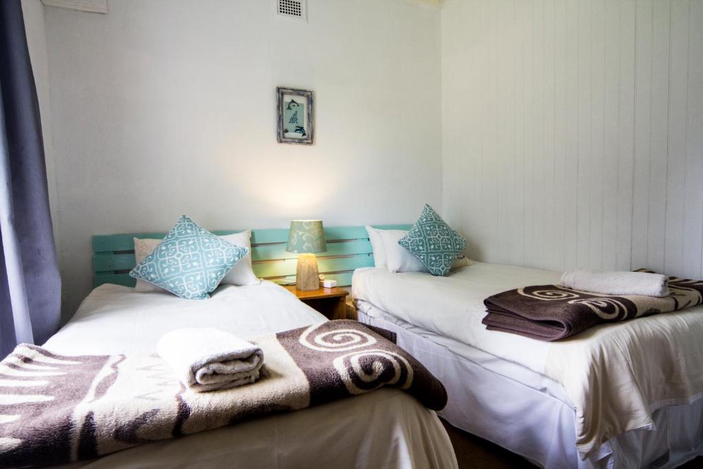 霍维克40 Fraser Street Bed and Breakfast的客房内的两张床和毛巾