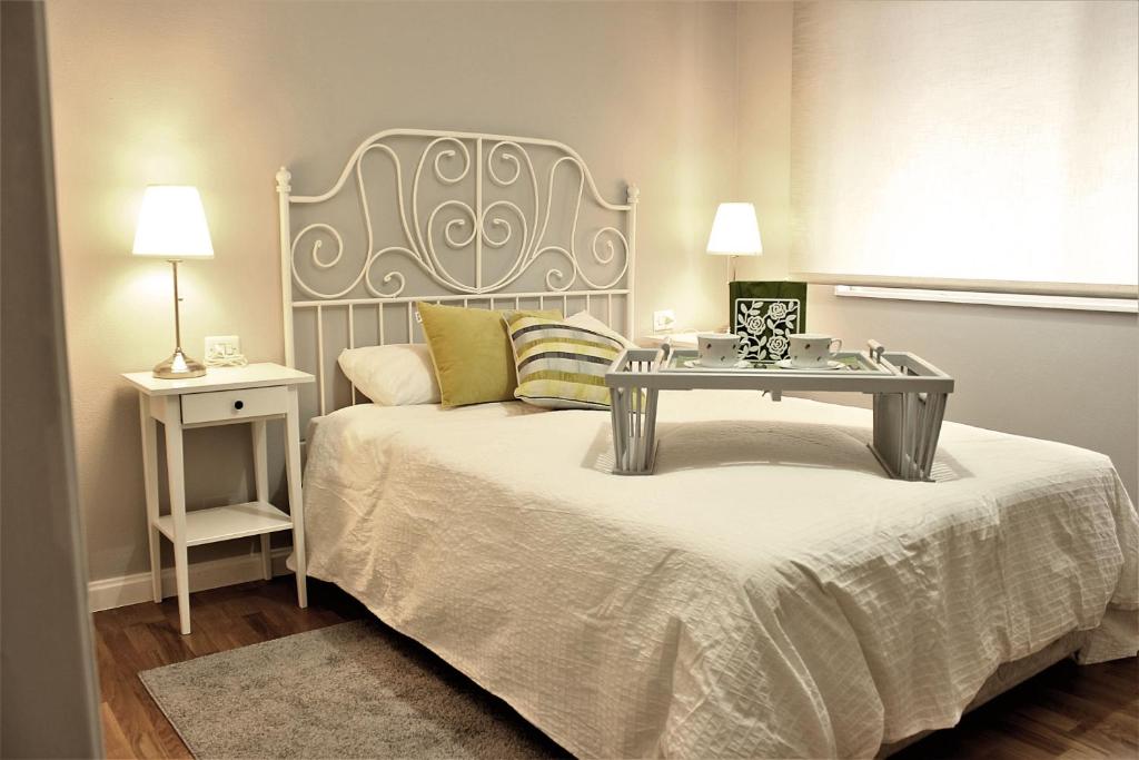 圣地亚哥－德孔波斯特拉Apartamento Lula的一间卧室配有一张桌子和一张床铺