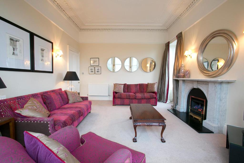 梅尔罗斯Eildonside的客厅设有红色的沙发和壁炉