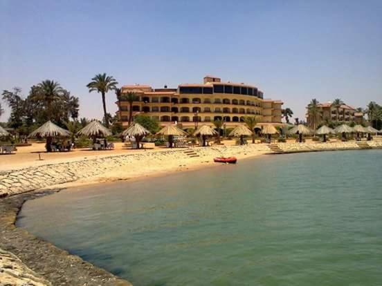 法耶兹Fayed Armed Forces Hotel的海滩上的酒店和度假村