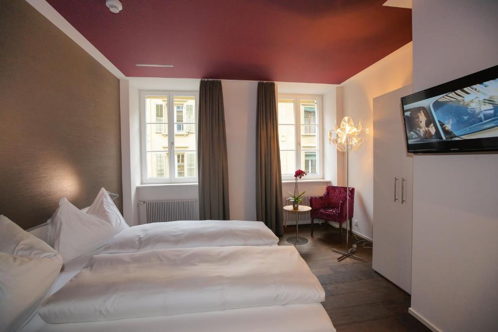 布格多夫Boutique Hotel - Restaurant Orchidee的酒店客房设有两张床和一台平面电视。