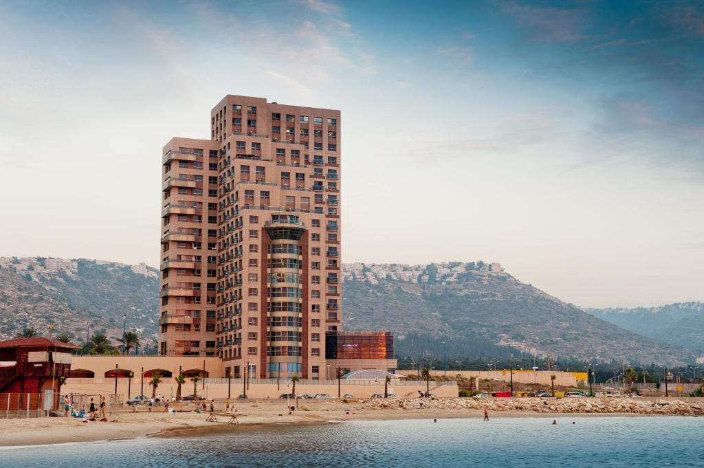 海法莱昂纳多广场海法酒店的海滩上一座高楼,有一座建筑