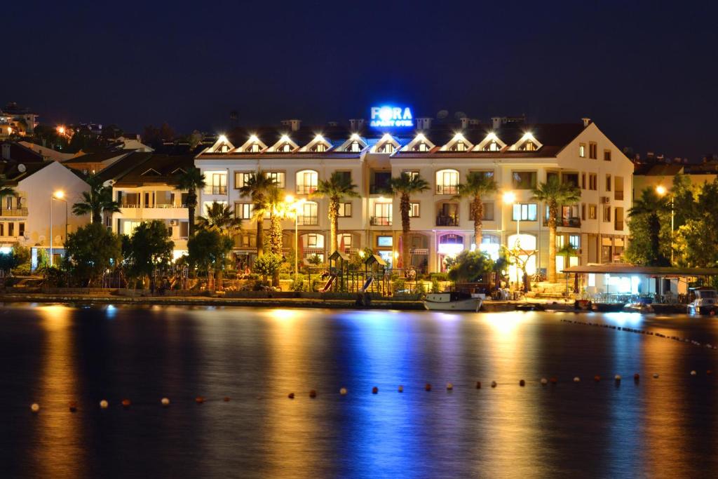达特恰弗拉公寓酒店的水体旁边的酒店