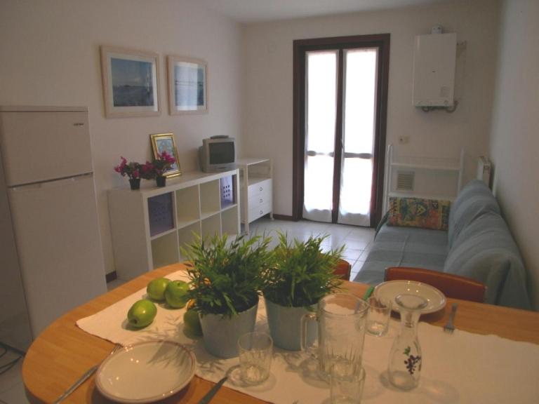 格拉多Villa Gradenigo的客厅里设有植物桌子