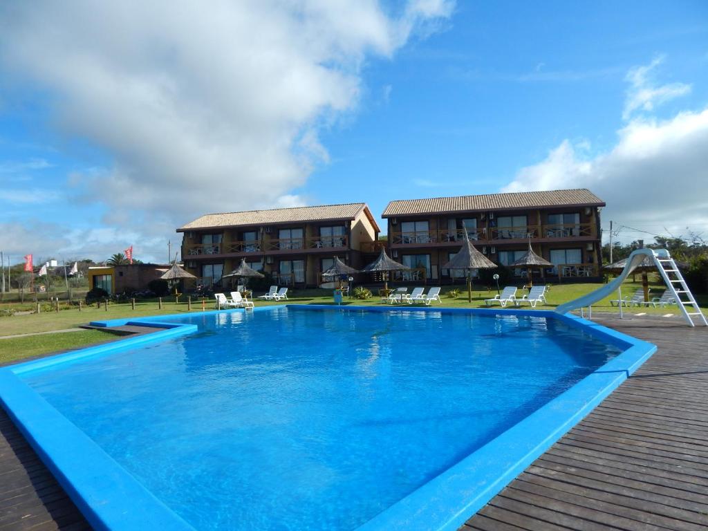 拉帕洛马索塔文托公寓式酒店的度假村前的大型游泳池