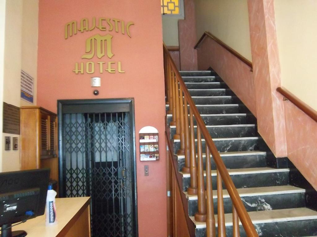 尤西德福拉Majestic Hotel的一间医院里有一个楼梯的大厅,有门