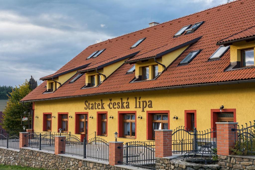 克拉托维Statek česká lípa Myslovice的黄色建筑,有红色屋顶