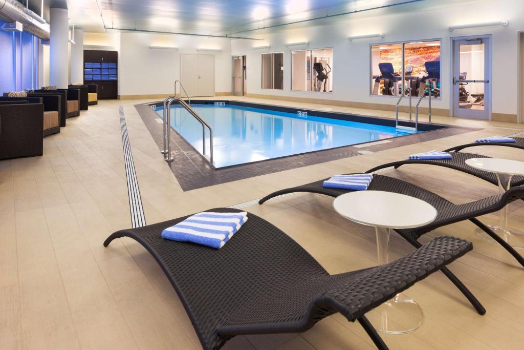 布卢明顿Hyatt Regency Bloomington - Minneapolis的大楼内带桌椅的游泳池