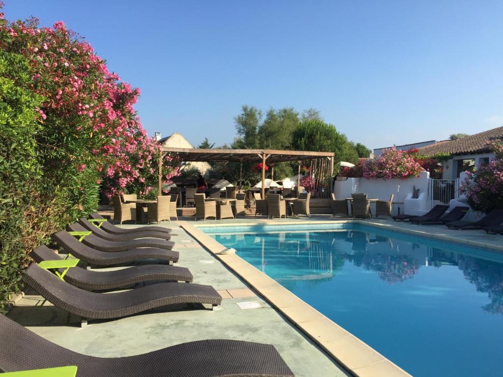 圣马迪拉莫玛德萨里克尔酒店的游泳池旁的一排躺椅