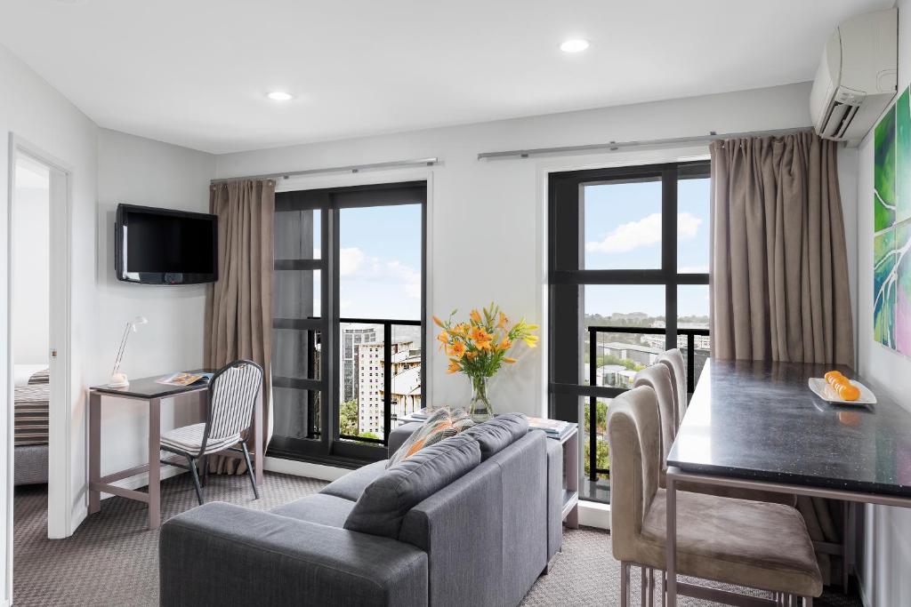 奥克兰Nesuto St Martins Apartment Hotel的客厅配有沙发和桌子