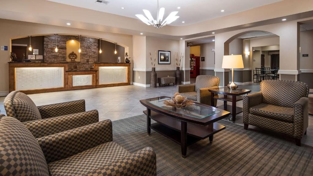 Abbeville阿布维尔贝斯特韦斯特酒店的大厅配有沙发和桌子,位于客房内