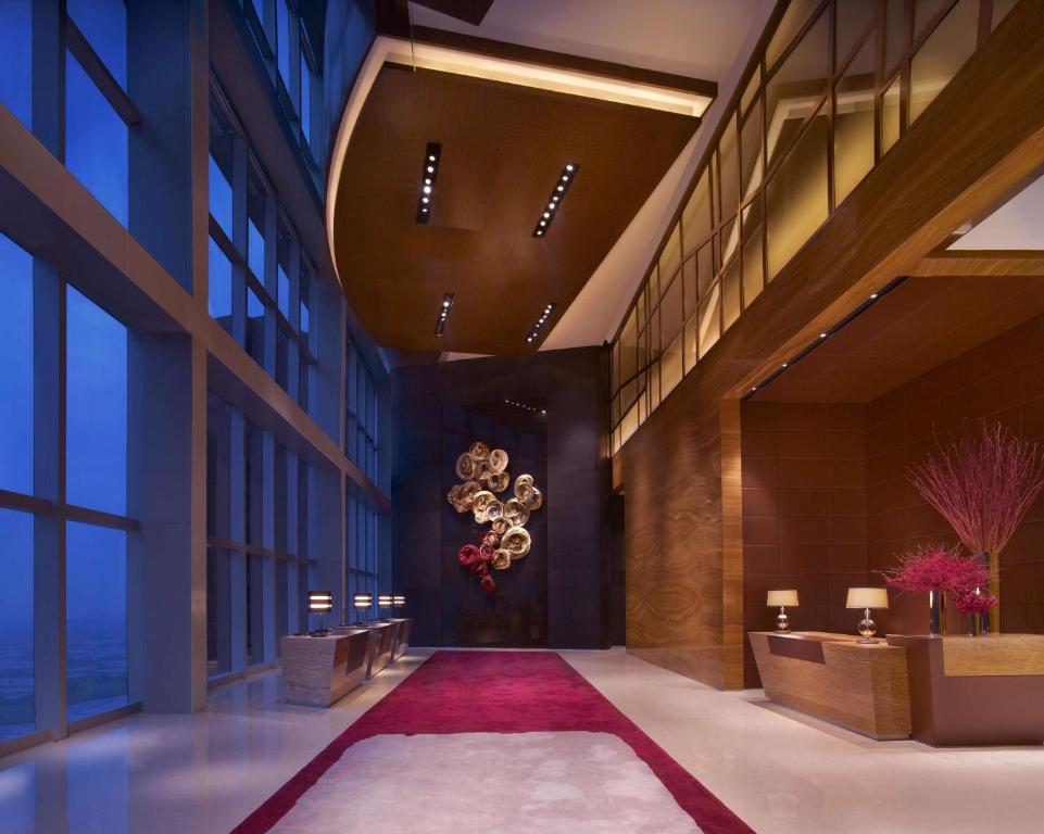 深圳深圳君悦酒店的建筑中带有吊灯的走廊