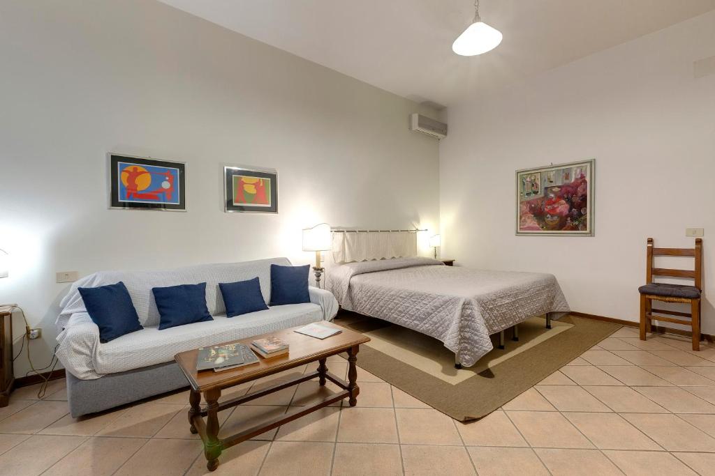 佛罗伦萨阿蒂利奥公寓的客厅配有沙发和1张床