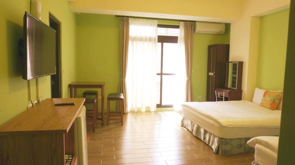花莲市微风暖暖民宿的酒店客房设有一间带一张床和电视的卧室