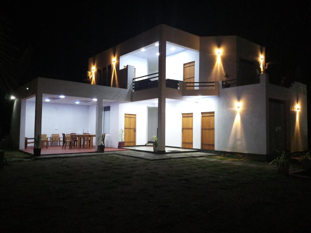 达瓦拉维Cassia Udawalawe的夜晚有灯的大白色房子