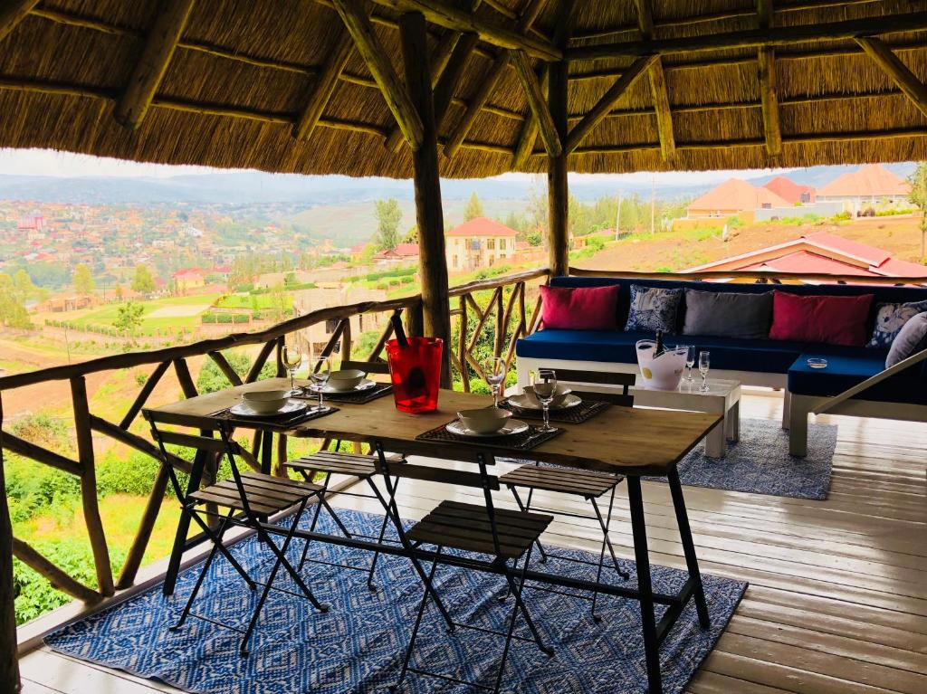 基加利皮里皮利精品酒店 的观景阳台配有一张木桌和椅子。