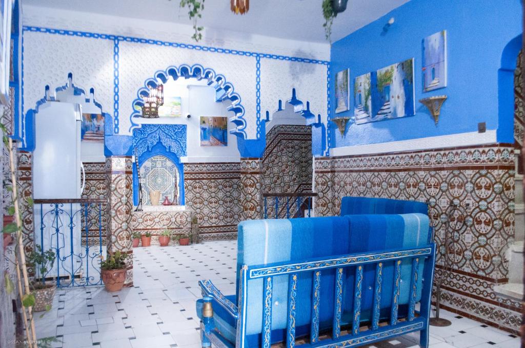 舍夫沙万阿比坎查酒店的蓝色和白色的房间,里面摆放着蓝色的椅子
