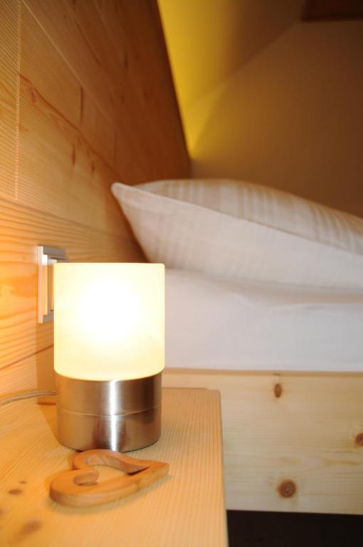 黑马戈尔伽斯特豪斯布鲁格酒店的床头桌旁的灯