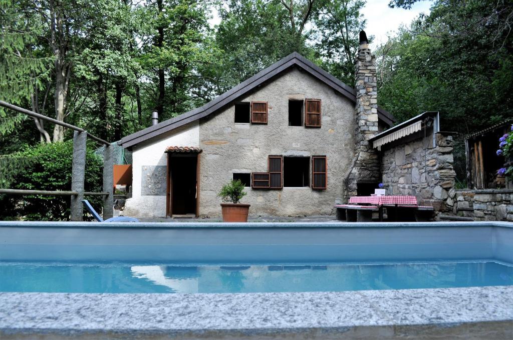 LelgioRustico Gola di Lago的房屋前有游泳池的房子