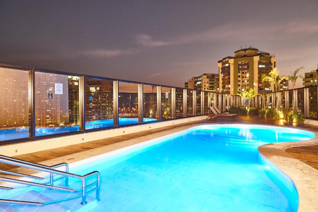 里约热内卢里约热内卢巴拉亚特兰帝卡国际酒店的一座建筑物屋顶上的游泳池