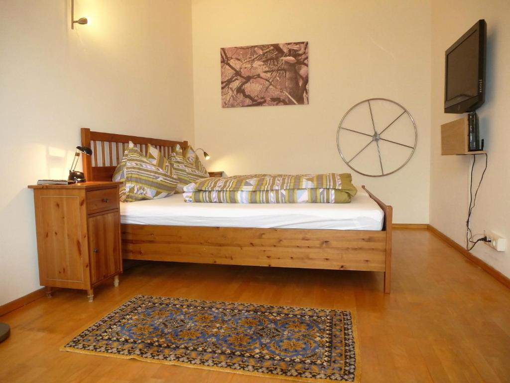因斯布鲁克Charming, central, spacious apartment的一间卧室配有一张床、一台电视和一张地毯。