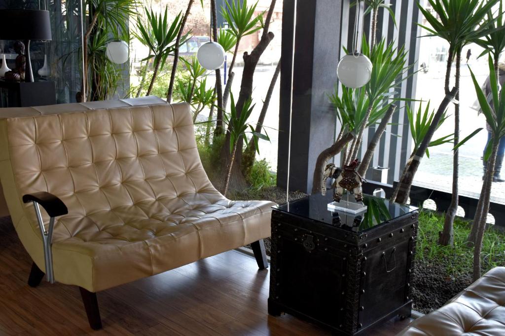 恩特龙卡门图加梅罗酒店的客厅配有沙发和桌子