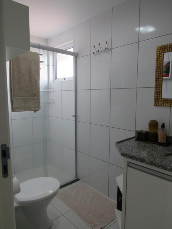 特雷西纳Smart Residence Flat - FLAT 1009的白色的浴室设有卫生间和淋浴。
