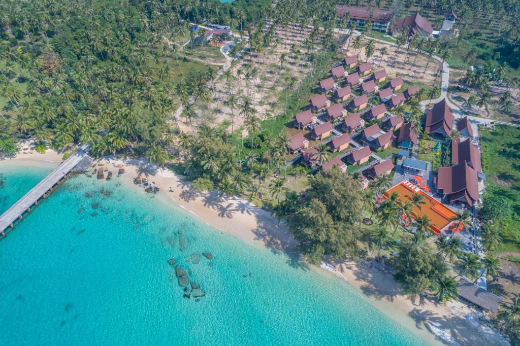 库德岛库德岛天堂海滩度假村的海滩上的度假村的空中景观