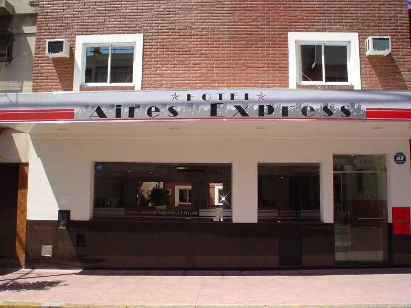 布宜诺斯艾利斯艾利斯快捷酒店的建筑前有标志的商店
