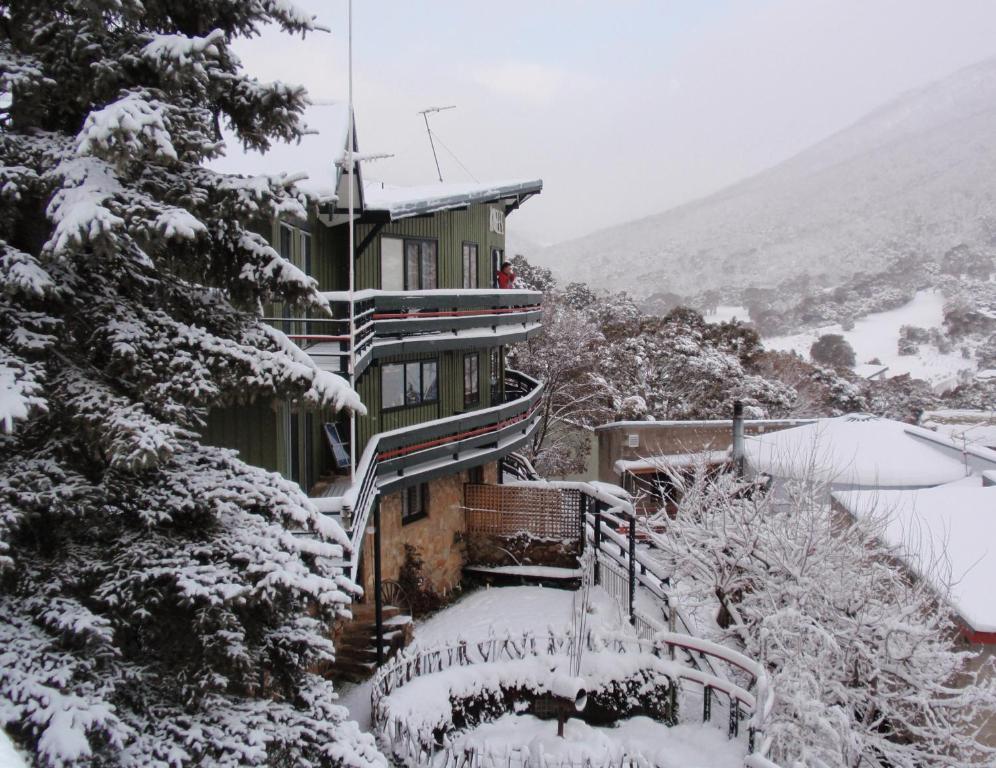 斯瑞德伯卡塞斯公寓山林小屋的雪覆盖的房屋,有楼梯