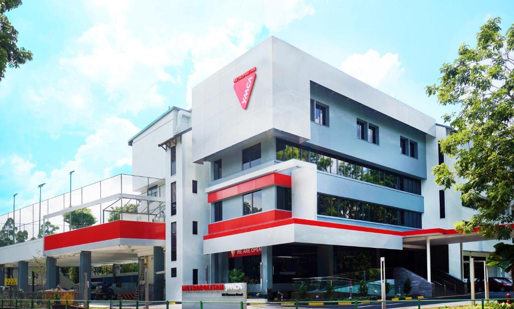 新加坡新加坡大都会YMCA酒店的白色的红色和白色的建筑