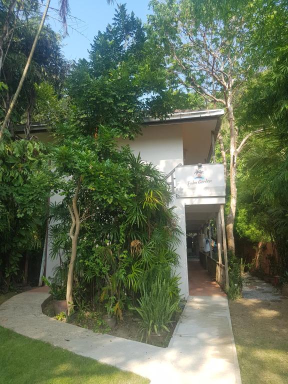象岛棕榈花园公寓的白色的房子,有车库和树木
