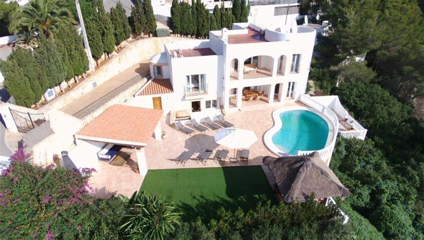 卡拉隆加Villa Sa Seni的享有带游泳池的房屋的空中景致