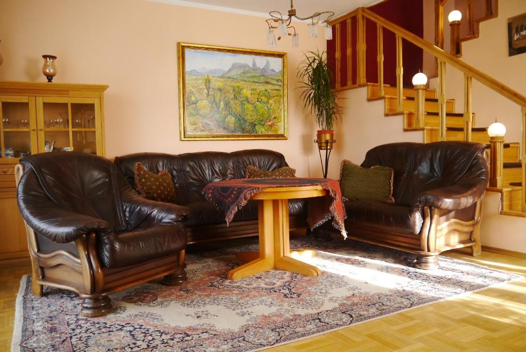格丁尼亚Willa Łebska的客厅配有两张真皮沙发和一张桌子
