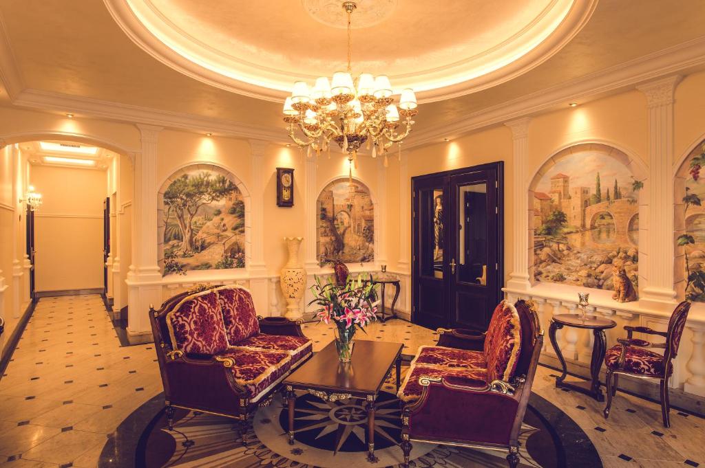 因德日赫城堡Hotel Florian Palace的大堂配有吊灯、椅子和桌子