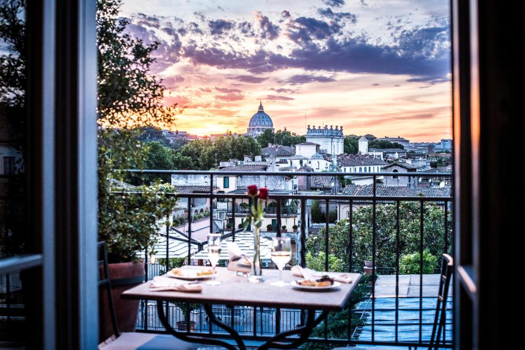 罗马旁特西斯托酒店的市景阳台桌子