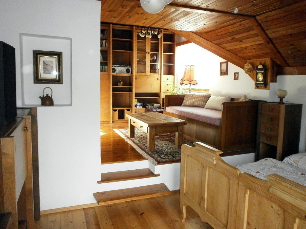 PovrlyLetni byt的客厅配有床和桌子