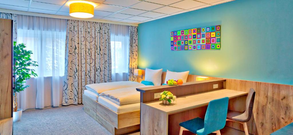 巴特沃里斯霍芬das MAX Appartementhaus的酒店客房配有一张床、一张桌子和一把椅子。