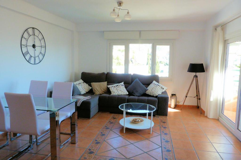 内尔哈Tahiti, Nerja BLUEWATER VILLAS的客厅配有沙发和桌子