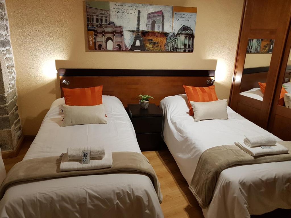 萨里亚萨里亚水之客房旅馆的一间酒店客房,房间内设有两张床