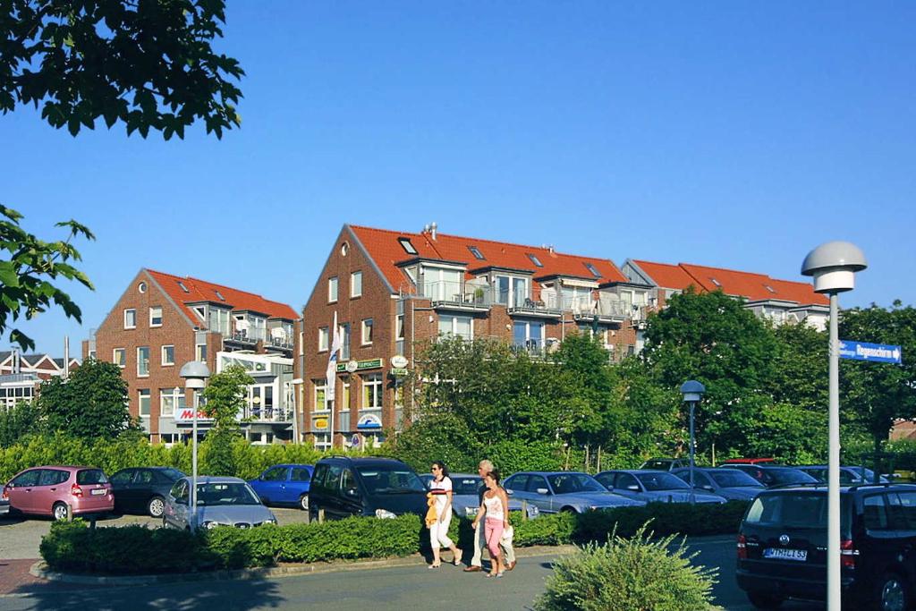 贝塞尔Nordseegartenpark Terrassien的两个女人在停车场的街上走