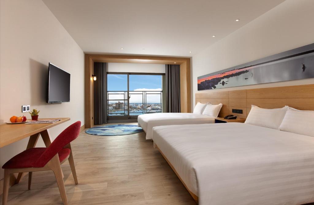 马公澎澄饭店 的酒店客房配有两张床和一张书桌
