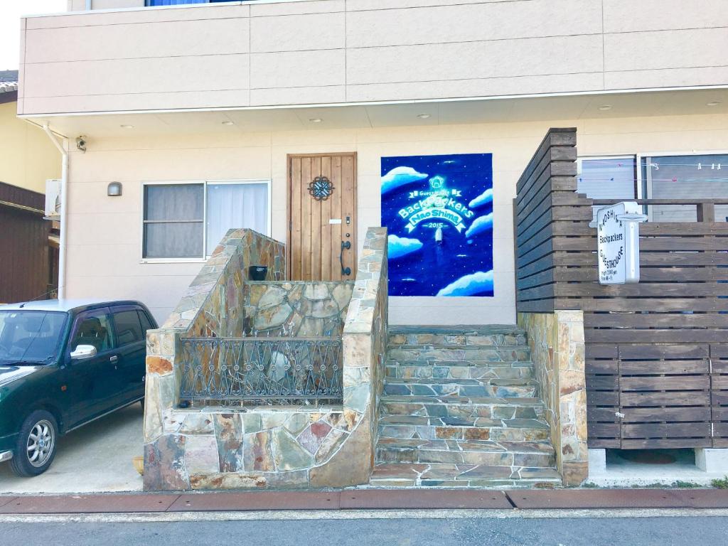 直岛町直岛背包客旅馆的房屋前门,上面有绘画