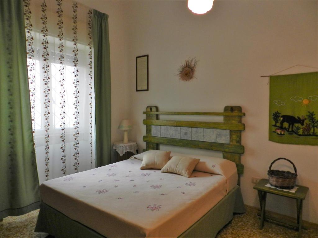 塔维亚诺Casa Corte con Terrazza的卧室配有一张床