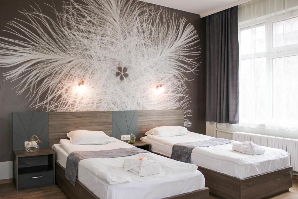 旧扎戈拉艾者若特酒店的酒店客房设有两张床和大窗户。