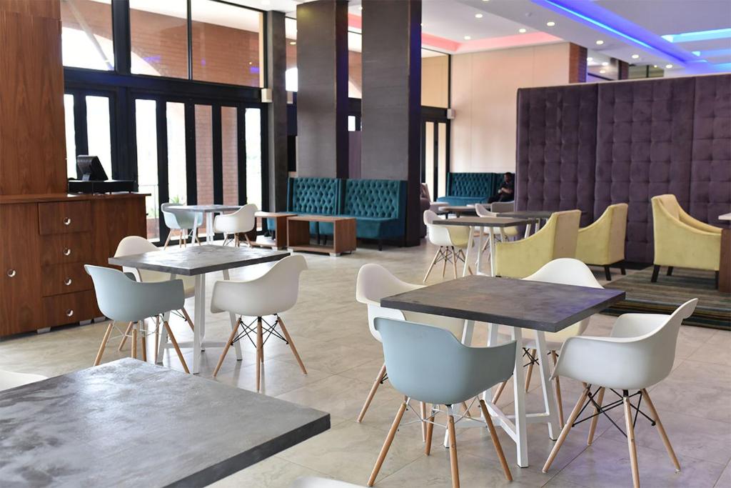 德班乌姆兰加盖特威皇家酒店的餐厅内带桌椅的用餐室