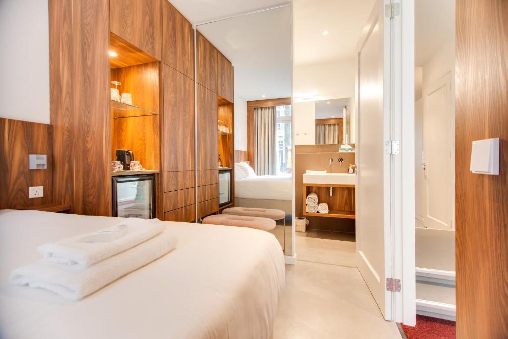 阿姆斯特丹Het Kabinet的一间酒店客房 - 带一张床和一间浴室