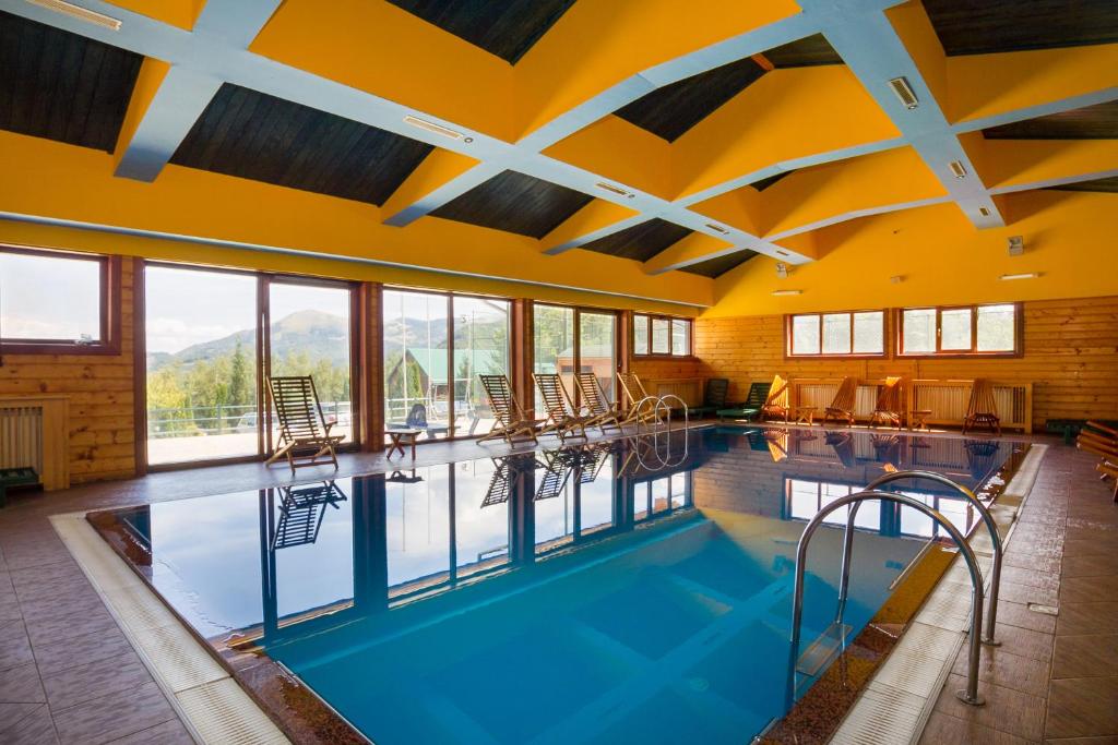 莫伊科瓦茨盖克卡酒店及度假村的一座大型室内游泳池,位于一座带窗户的建筑中,设有一个大型游泳池