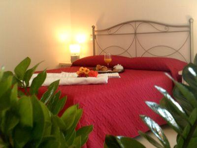 阿尔盖罗La casa di Giovanni e Angela的一间卧室配有红色的床和红色毯子